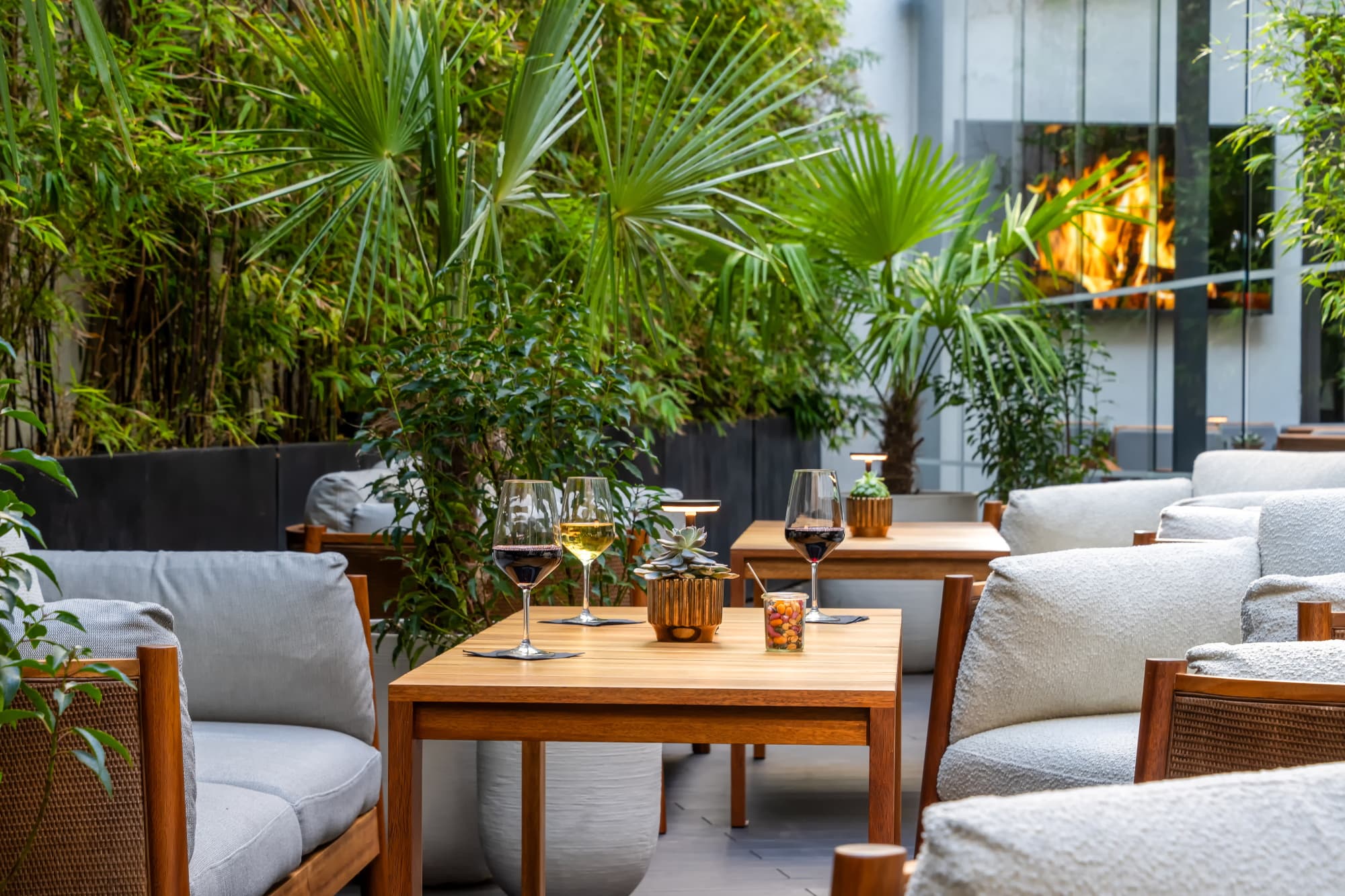 10 Restaurant And Patio