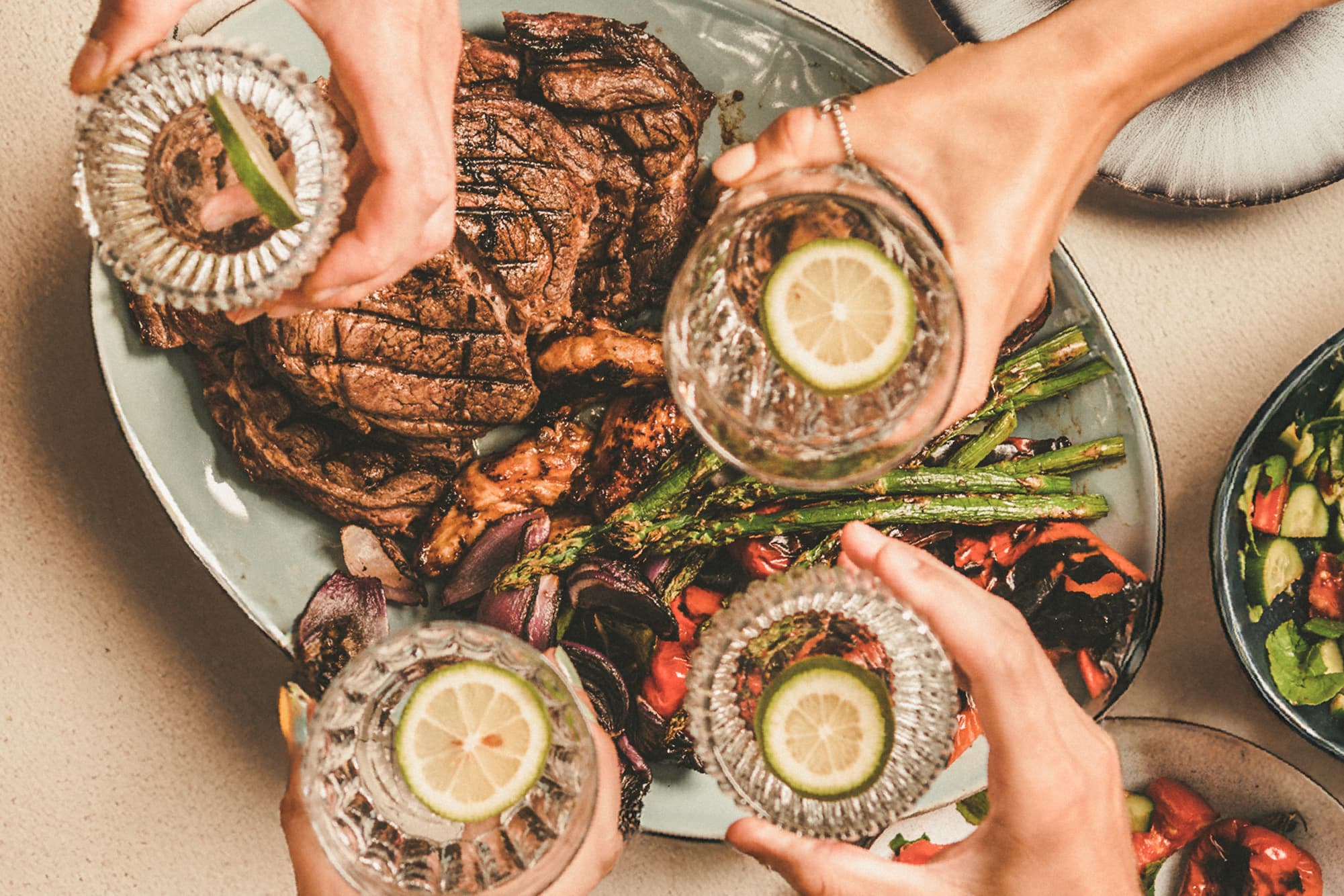 Jantares de sushi e brunch com grelhados