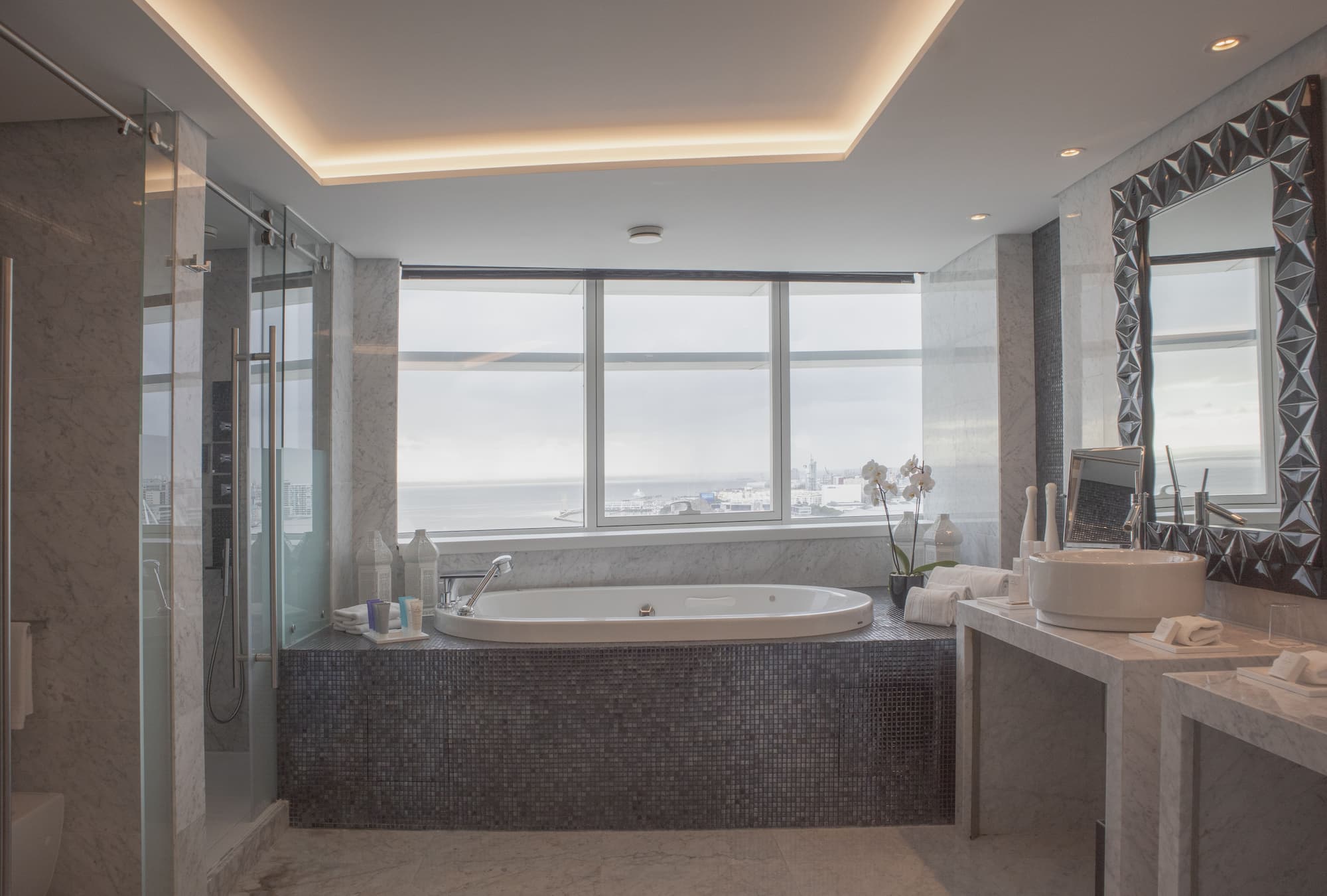 Myriad Suite Presidential Bathroom1