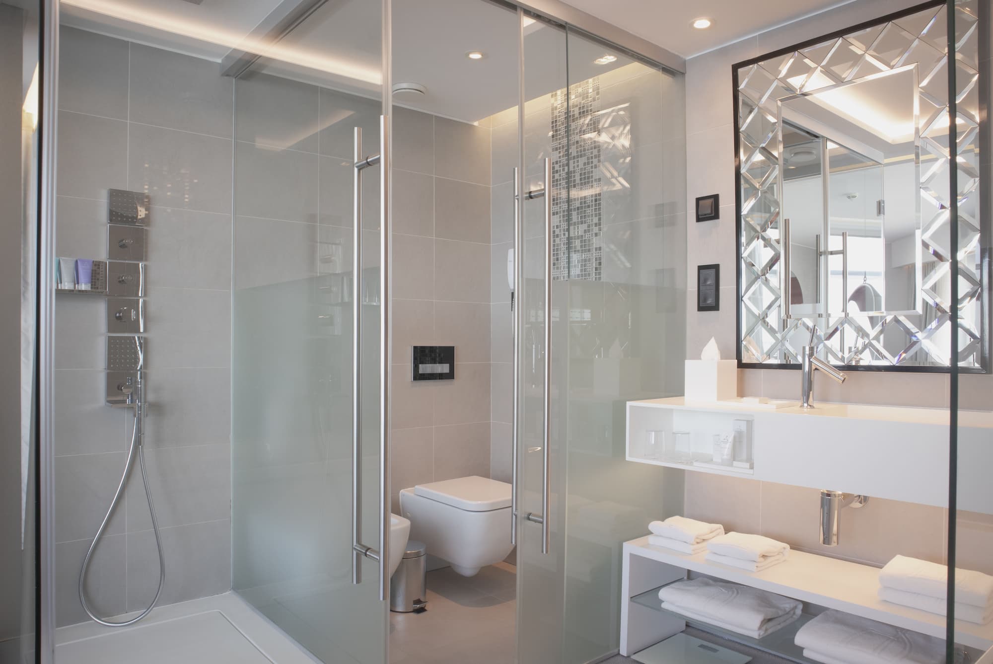 Myriad Premium Room Bathroom2