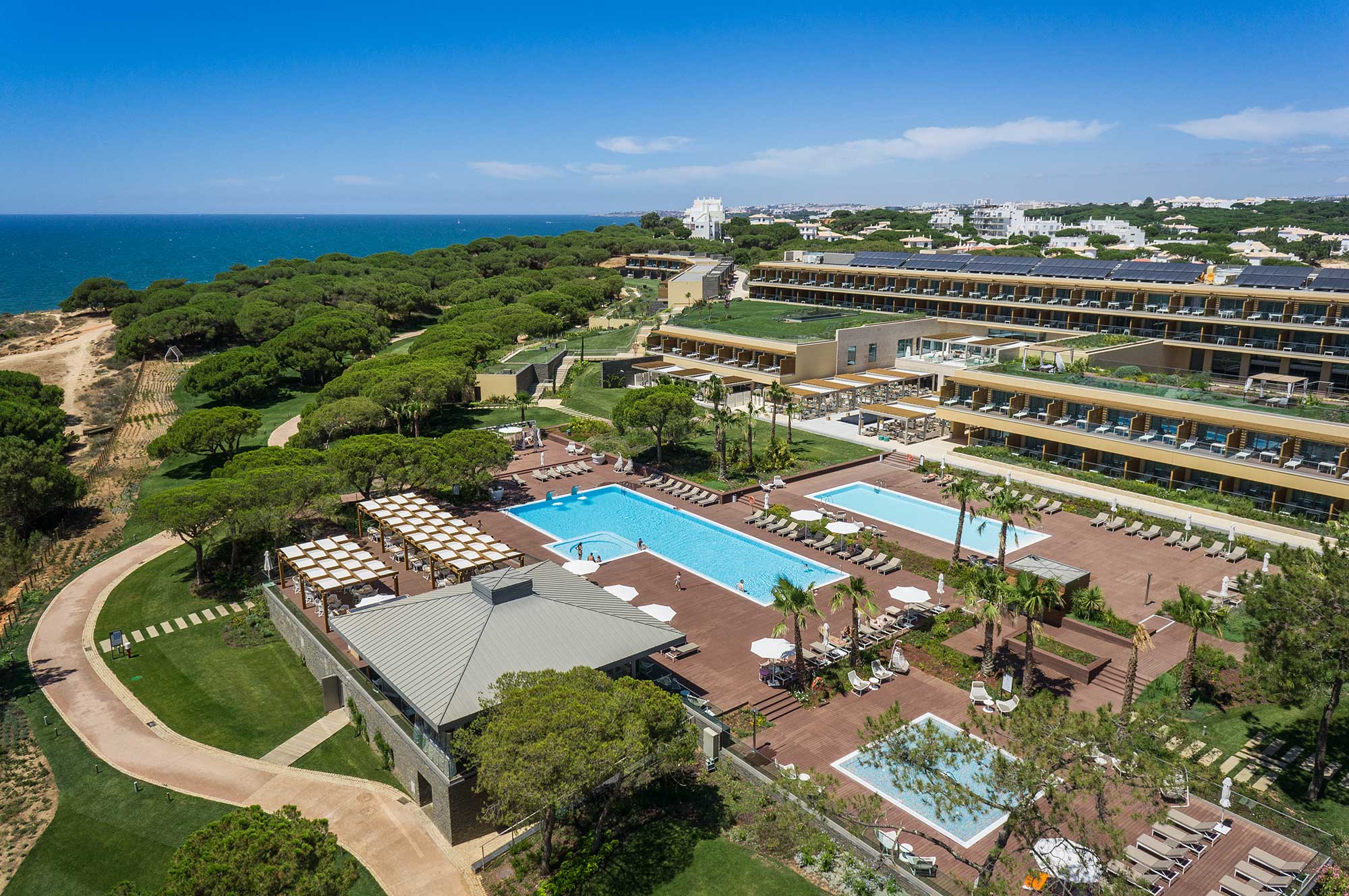 Conheça as melhores piscinas ao ar livre para aproveitar o verão no Algarve