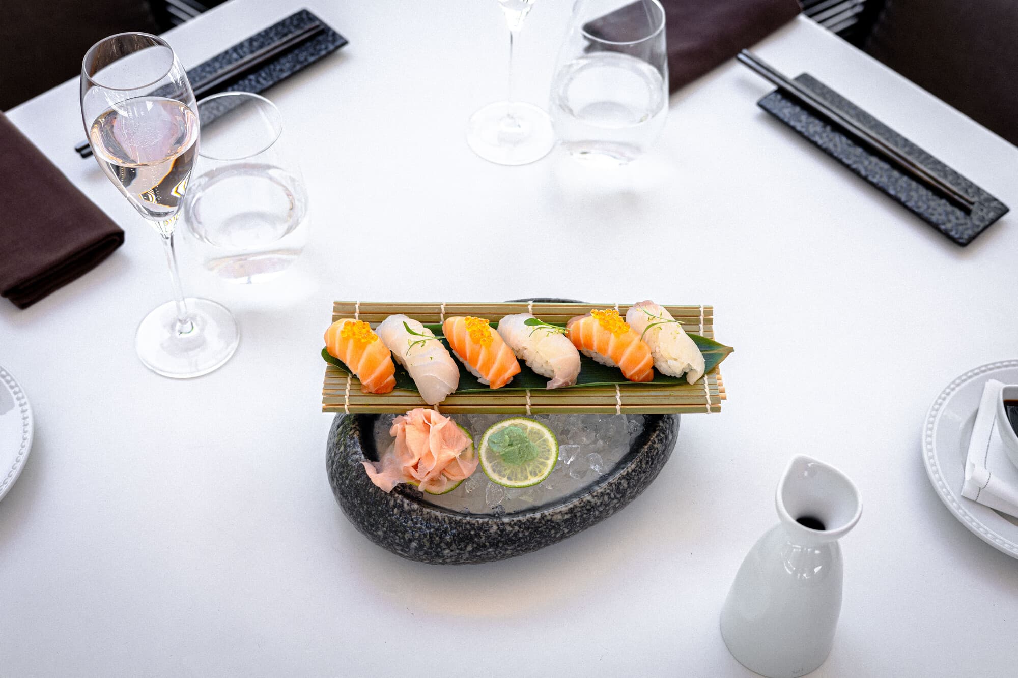 Combo Nigiri De Salmão E Peixe Branco Novo Menu Sushi Scale Bar